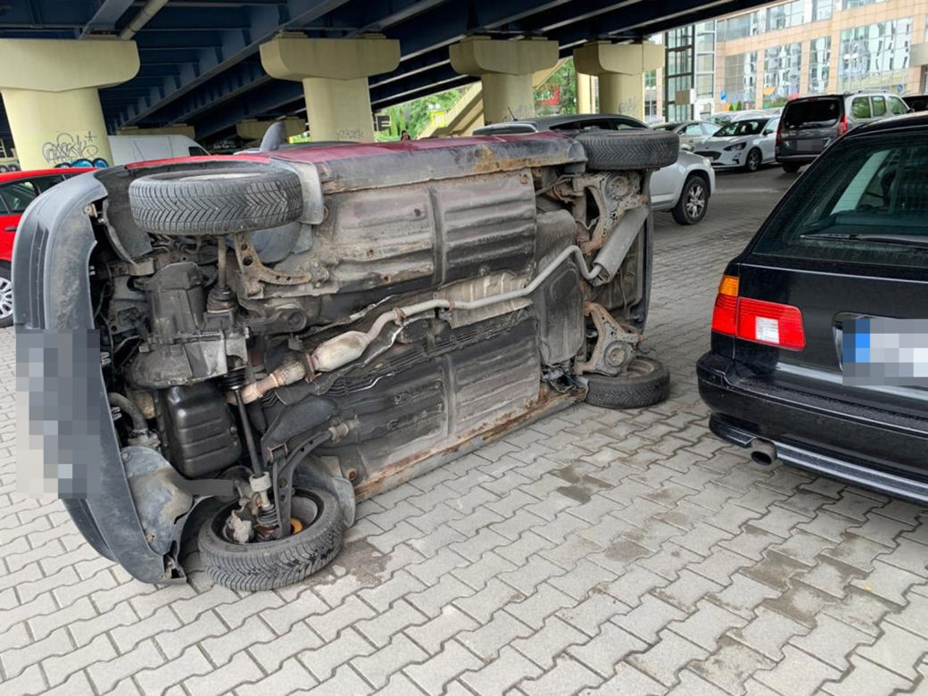 Warszawa. Głupi żart czy forma zemsty? Seicento wylądowało na boku
