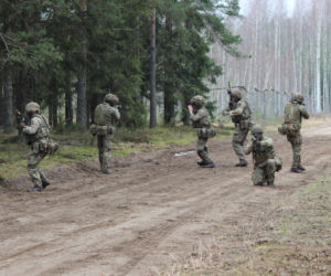 Brytyjscy żołnierze, ćwiczenia na poligonie