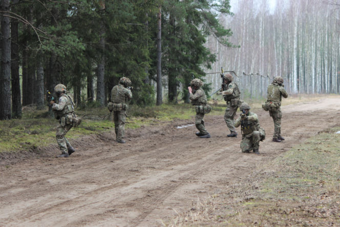 Brytyjscy żołnierze, ćwiczenia na poligonie