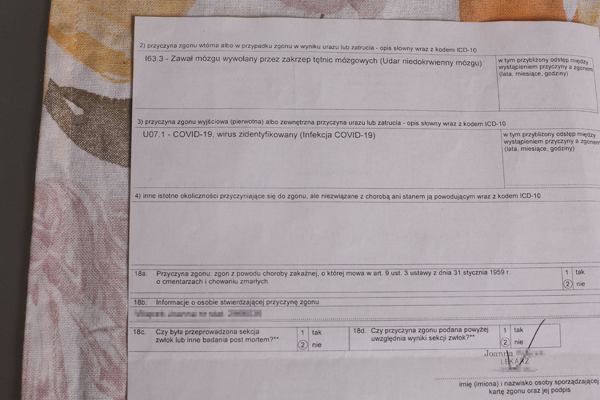Wrzucili dziadka do worka i pochowali