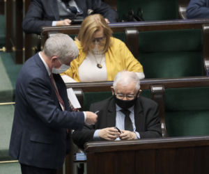 kaczyński w sejmie podpisuje książkę