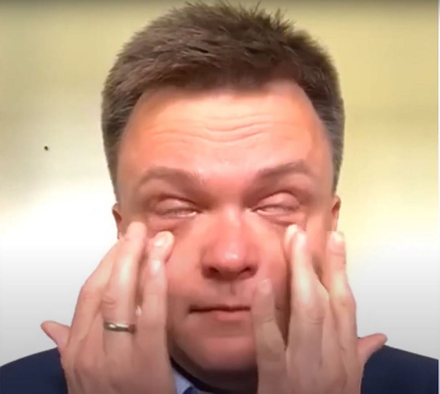Szymon Hołownia nie potrafi odkręcić butelki z wodą. Dobry przykład daje mu partyjna koleżanka