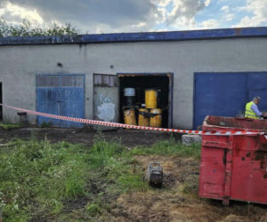 Nielegalne składowisko odpadów chemicznych w Milęcinie