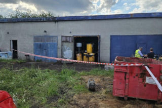 Nielegalne składowisko odpadów chemicznych w Milęcinie