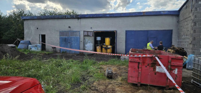 Nielegalne składowisko odpadów chemicznych w Milęcinie