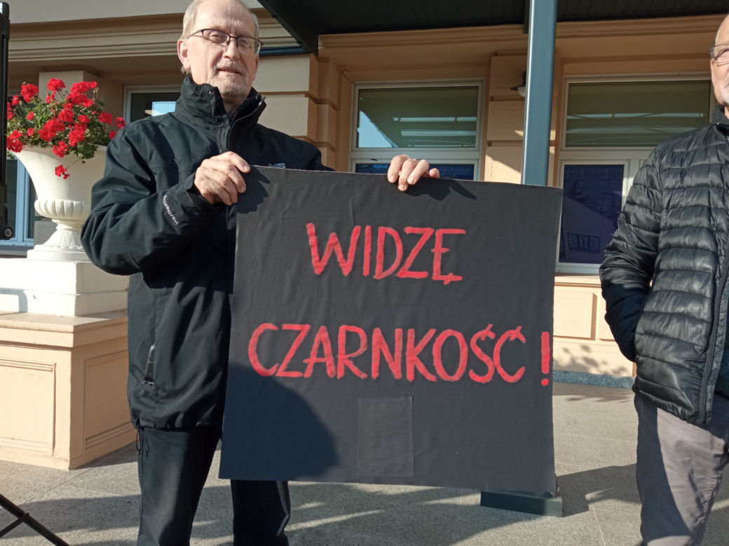 „Rząd przygotowuje sobie ciemnotę, którą łatwiej rządzić”. #Kartka do Czarnka w Rzeszowie. 