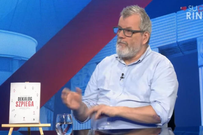 Piotr Niemczyk podczas wywiadu w studio. Obok książka Dekalog szpiega. O pracy wywiadu przeczytasz na SE Polityka.