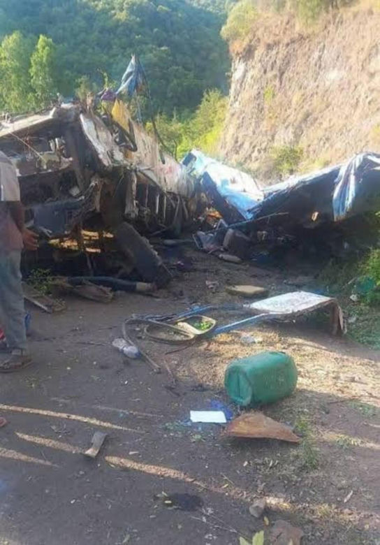 Przepełniony autobus runął w przepaść. 30 osób konało czekając na pomoc. Nie żyją