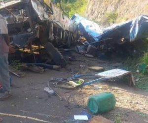 Przepełniony autobus runął w przepaść. 30 osób konało czekając na pomoc. Nie żyją