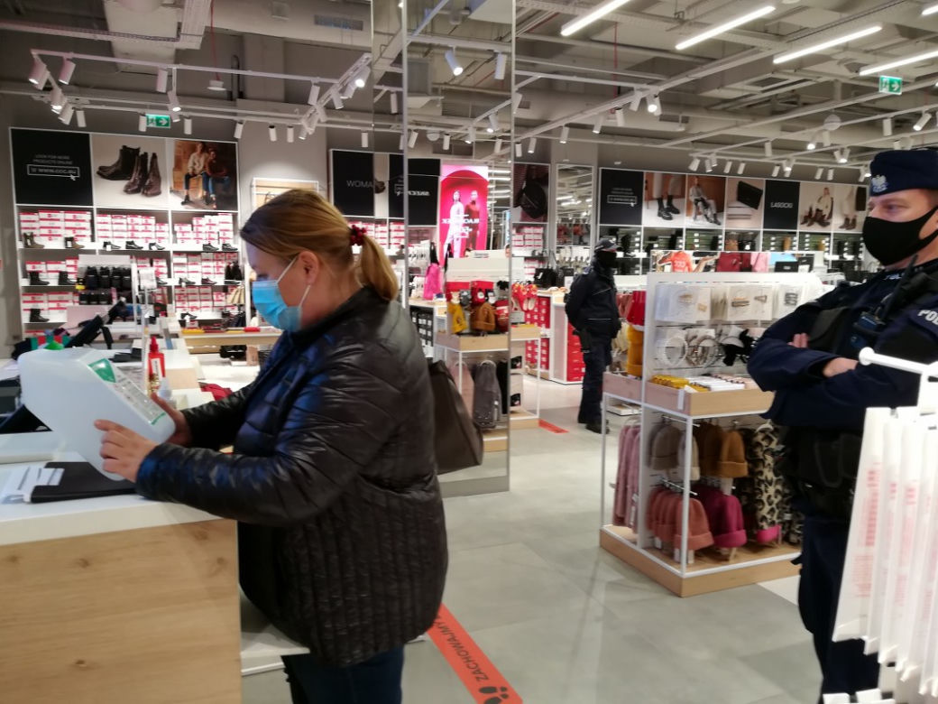 Toruń: Sanepid i policja w galeriach handlowych. To nie koniec