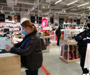 Toruń: Sanepid i policja w galeriach handlowych. To nie koniec