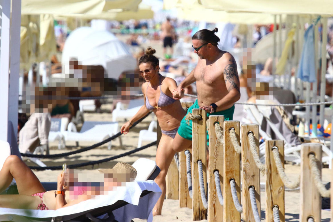 Edyta Herbuś na plaży