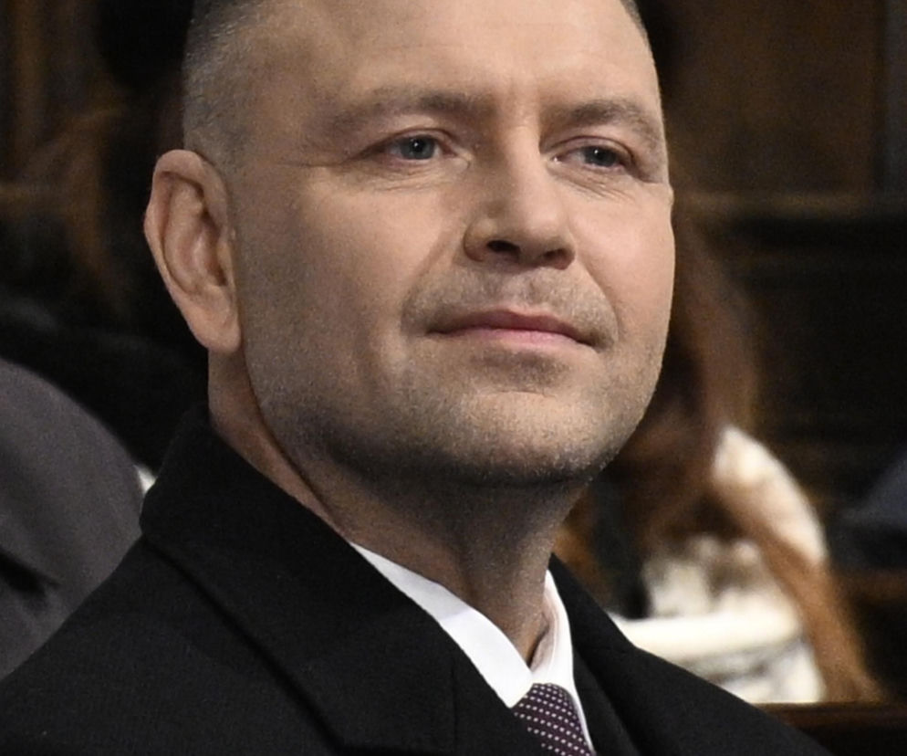 Prezydent Karol Nawrocki w ciemnym płaszczu patrzy przed siebie. O sporze wewnątrz PiS przeczytasz na SE Polityka.