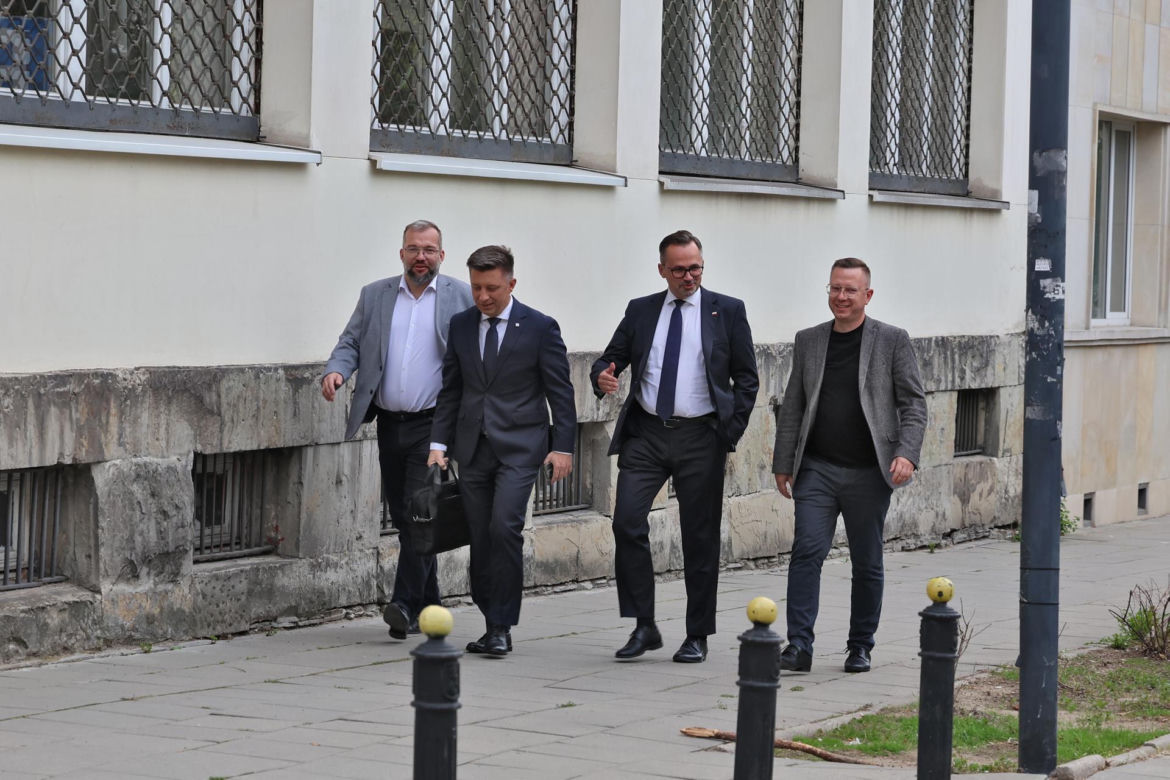 Zamiast na Nowogrodzkiej, Morawiecki i jego stronnicy spotkali się przy Konopnickiej. Były cukierki dla dziennikarzy