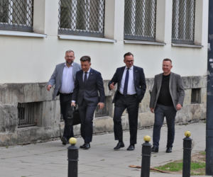 Zamiast na Nowogrodzkiej, Morawiecki i jego stronnicy spotkali się przy Konopnickiej. Były cukierki dla dziennikarzy