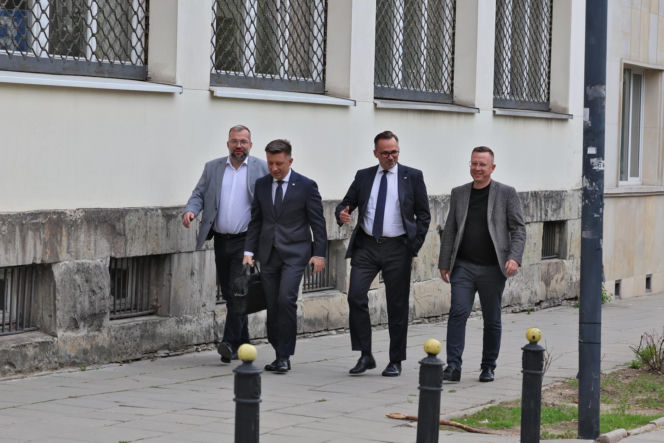 Zamiast na Nowogrodzkiej, Morawiecki i jego stronnicy spotkali się przy Konopnickiej. Były cukierki dla dziennikarzy