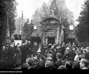 Tak obchodzono Wszystkich Świętych w Krakowie 100 lat temu. Cmentarz Rakowicki na tych zdjęciach jest nie do poznania