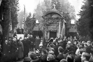 Wszystkich Świętych w Krakowie 100 lat temu. Cmentarz Rakowicki jest nie do poznania