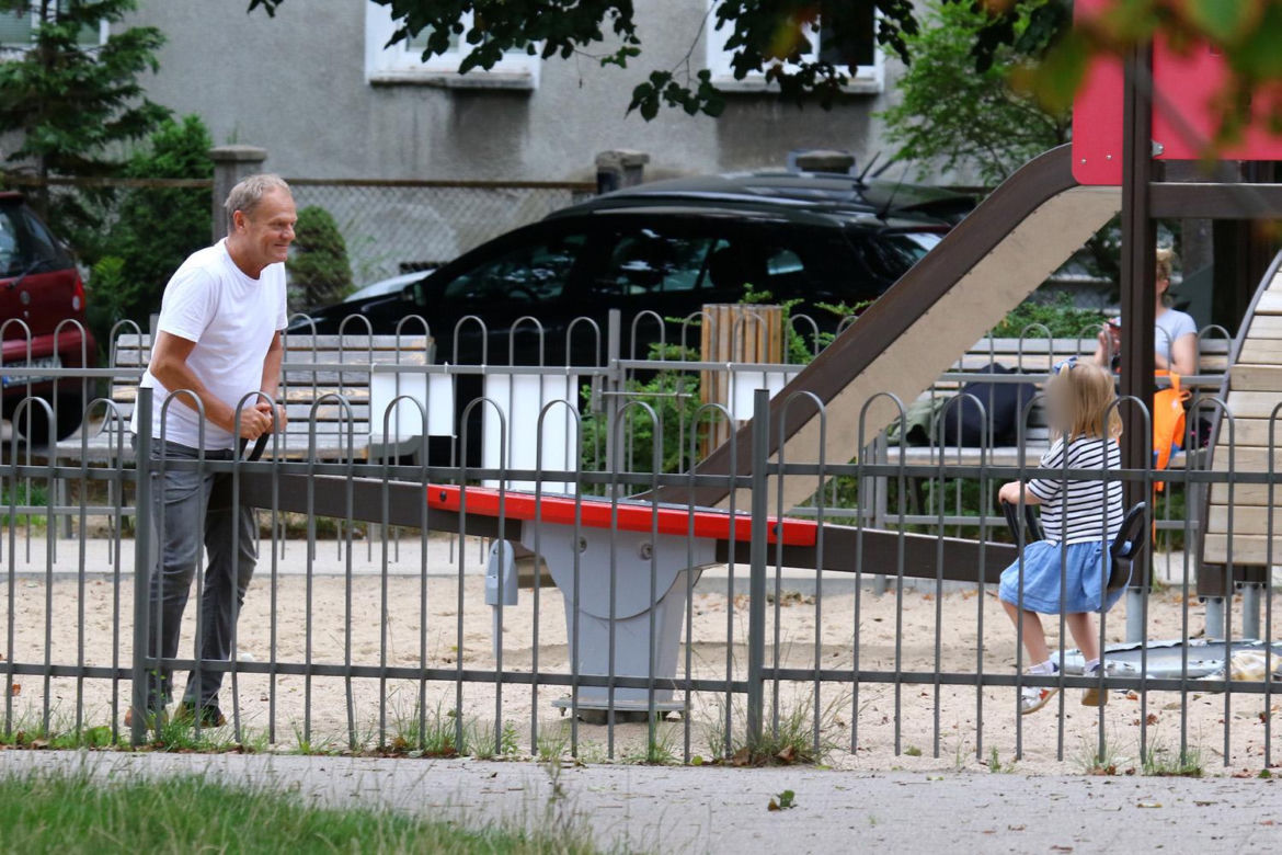 Donald Tusk bawi się z wnuczką
