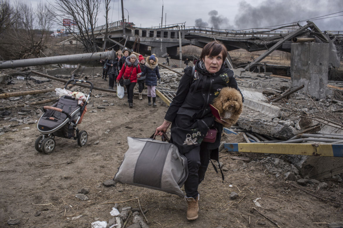 Już prawie 2 MILIONY obywateli Ukrainy uciekły przed wojną. Rosja celowo wywołuje katastrofę humanitarną
