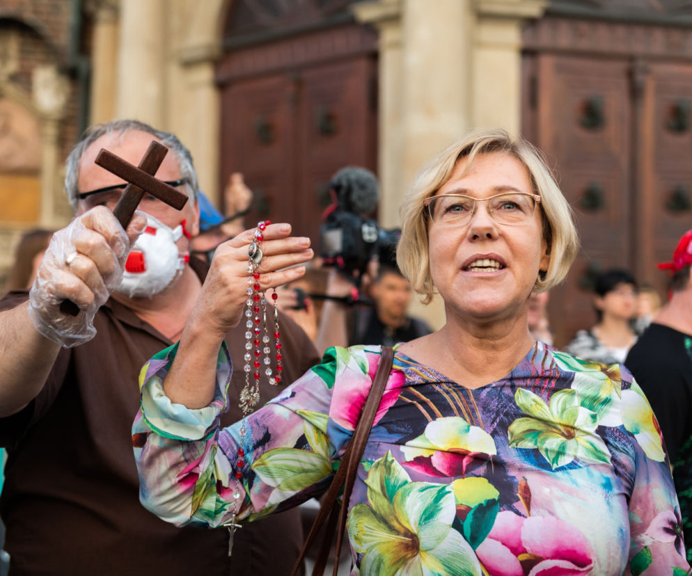 Małopolska kurator oświaty z różańcem na manifestacji środowisk LGBT