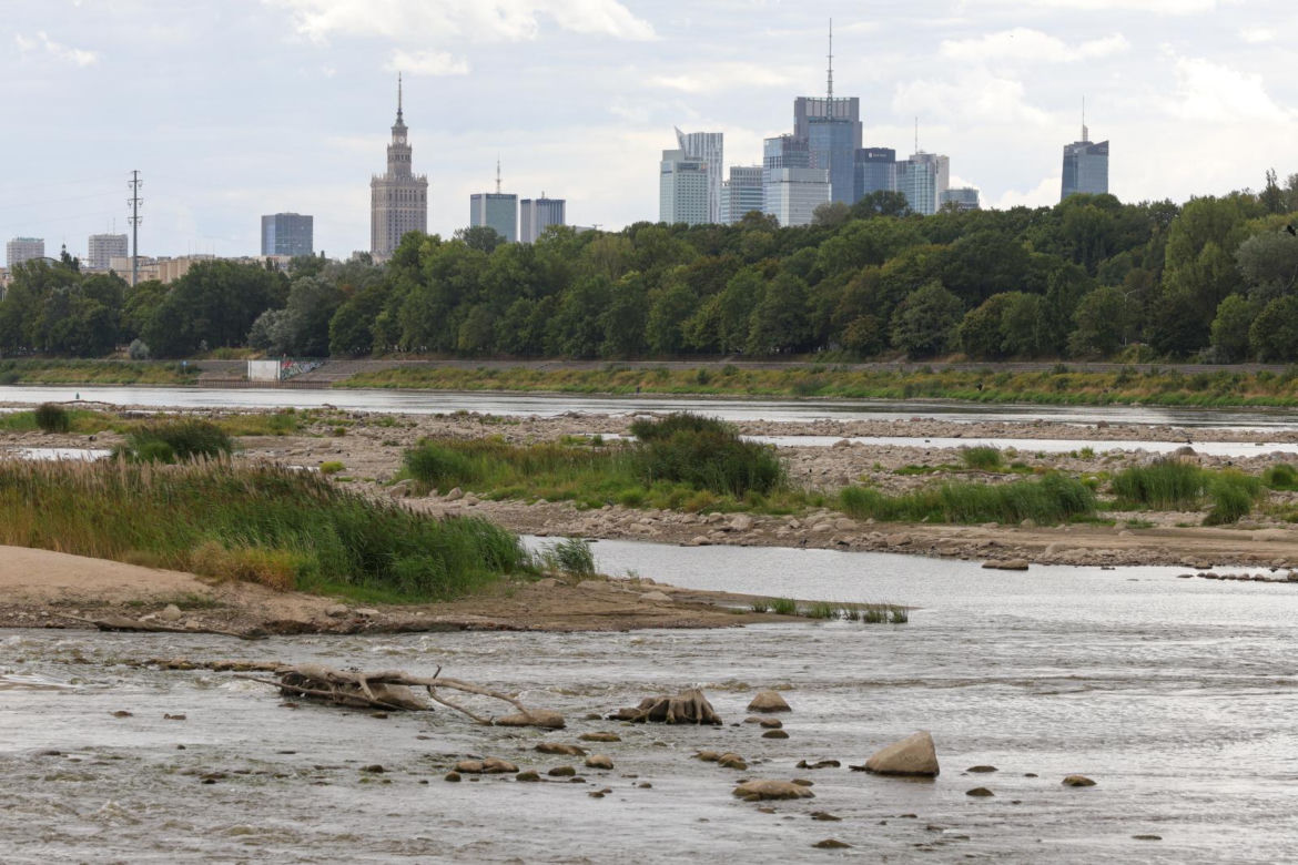 Rekordowo niski stan wody w Wiśle w Warszawie (23.08.2025)
