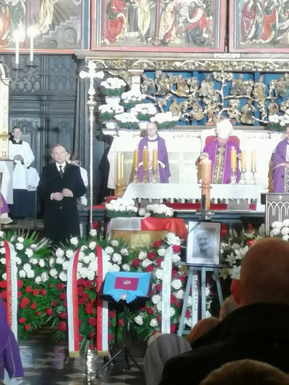 Ostatnie pożegnanie Wandy Półtawskiej. Kard. Dziwisz: "Księga jej życia została zamknięta"