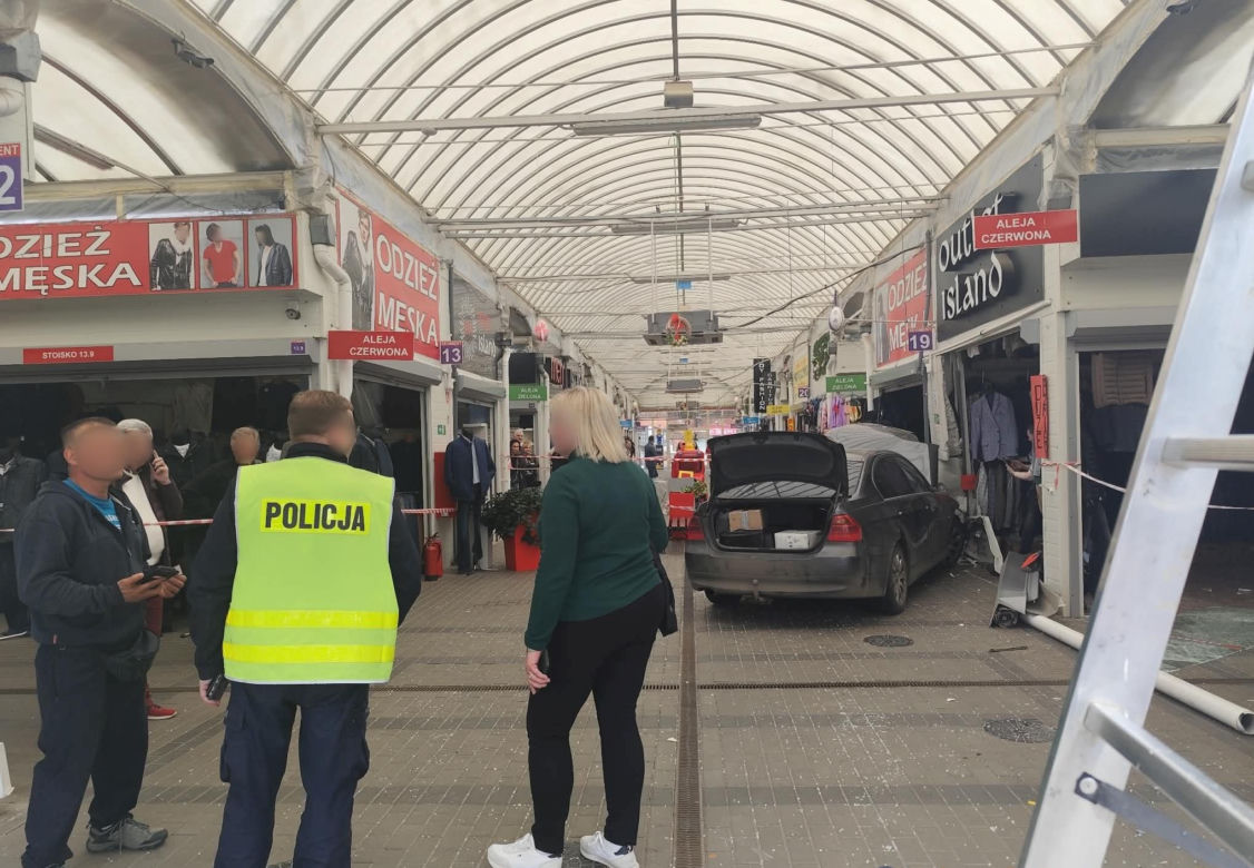 Kobieta straciła panowanie nad BMW. Auto z impetem wbiło się w pasaż handlowy