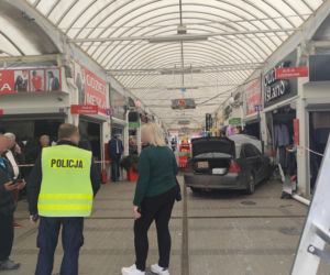 Kobieta straciła panowanie nad BMW. Auto z impetem wbiło się w pasaż handlowy