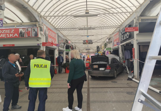 Kobieta straciła panowanie nad BMW. Auto z impetem wbiło się w pasaż handlowy