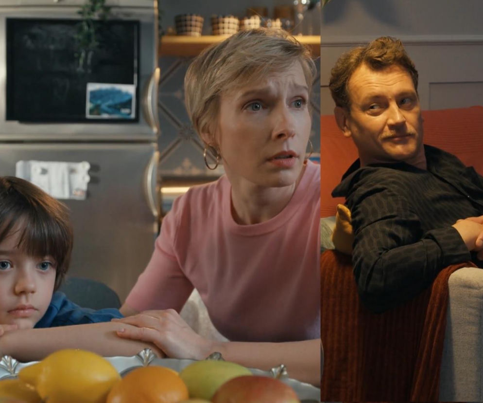 Mateuszek (Filip Kowalewicz) z zasmuconą miną przy stole, obok Sonia (Weronika Nockowska) ze zmartwieniem na twarzy, a po prawej Robert Stefaniak (Paweł Ławrynowicz) w czarnej koszuli, z uśmieszkiem, leżący na fotelu. Scena przedstawia trudne relacje rodzinne z serialu Barwy szczęścia, o którym przeczytasz więcej na Super Seriale.