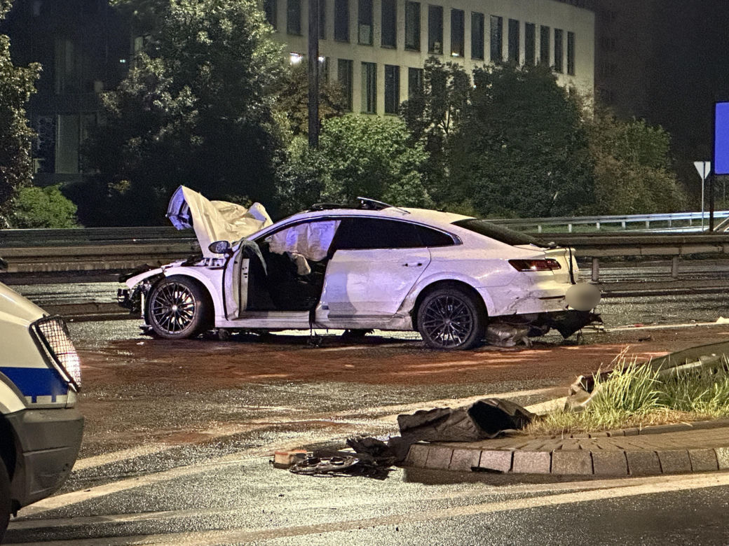 Tragiczny wypadek na Trasie Łazienkowskiej. Volkswagen wbił się w auto rodziny z dziećmi. Jedna osoba nie żyje