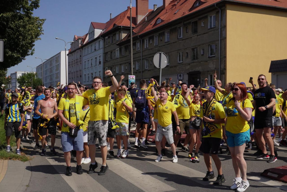 Przemarsz kibiców Stali Gorzów przed meczem z Falubazem Zielona Góra