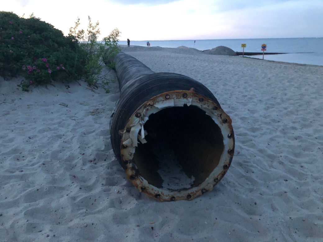Rury i koparki na plaży w Rewie. Co tam się dzieje? 