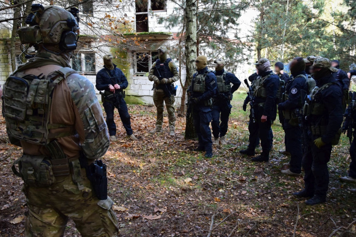 Jak z rąk terrorystów odbić głowę państwa? Ćwiczenia kontrterrorystów z Rzeszowa