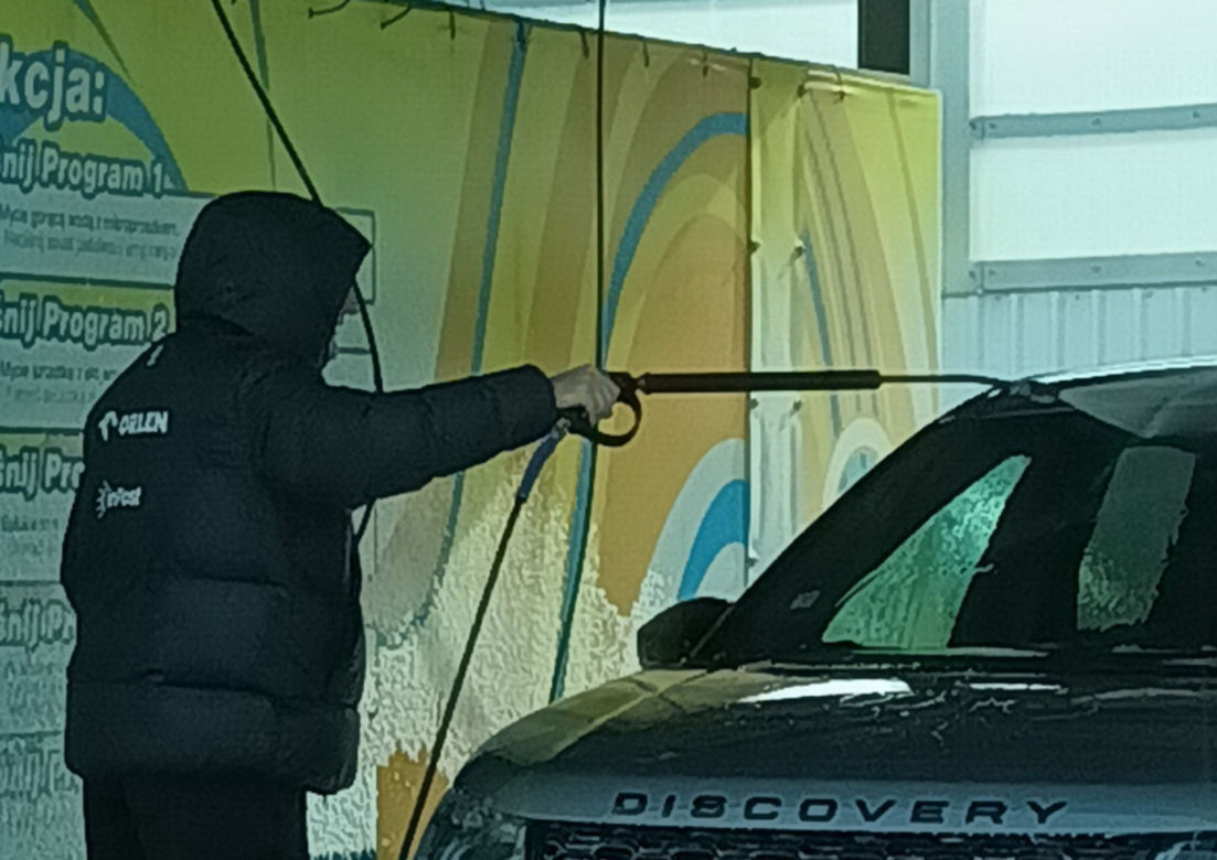 Czesław Michniewicz myje auto w stroju selekcjonera