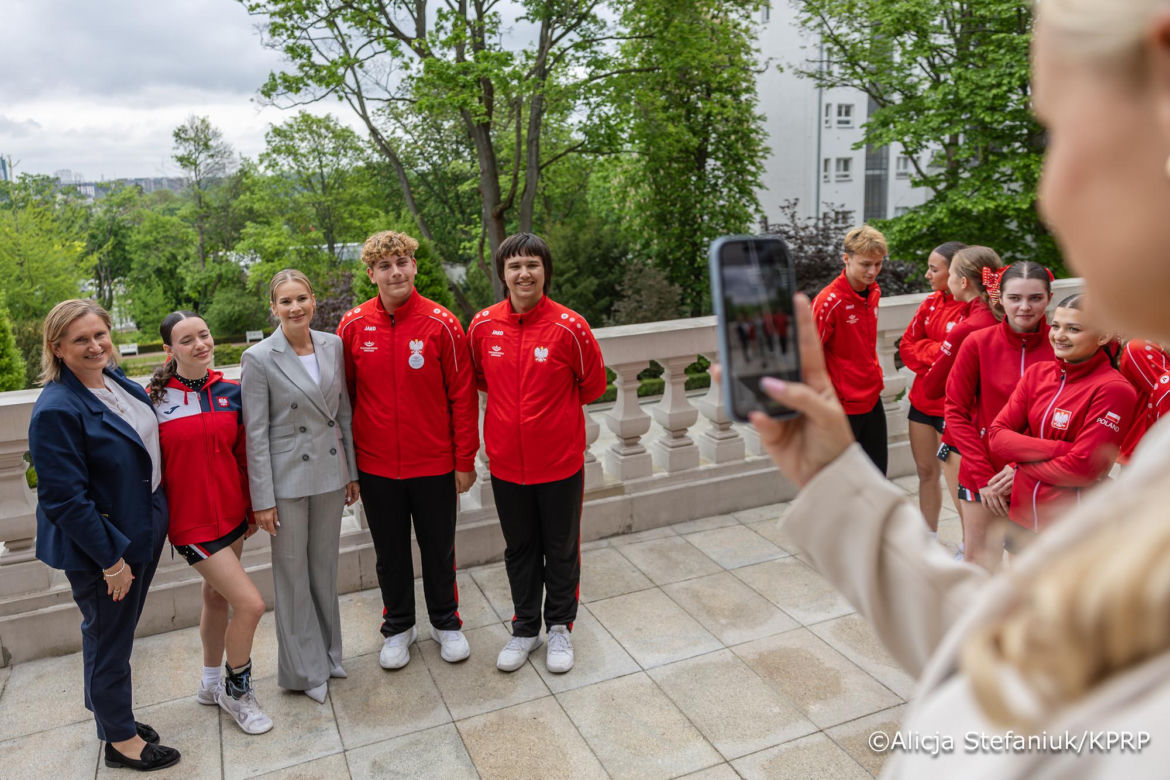 Marta Nawrocka w szarościach