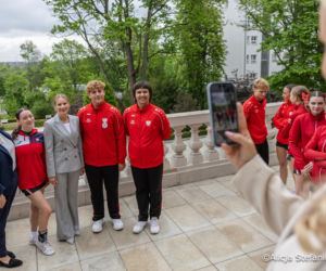 Marta Nawrocka w szarościach