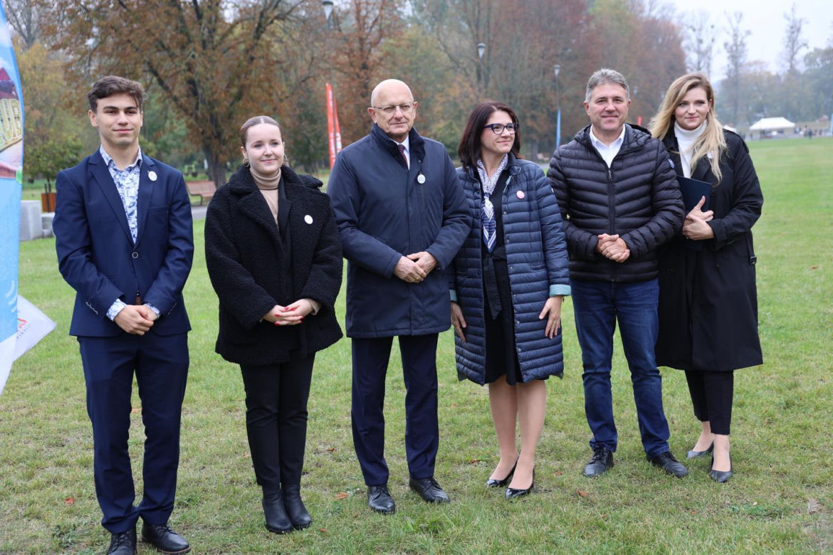 Uroczyste odsłonięcie tablicy al. Europejskiej Stolicy Młodzieży Lublin 2023 i zakopanie kapsuły czasu w Parku Ludowym