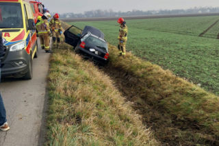 Samochód wpadł do rowu. Wypadek w miejscowości Niwki