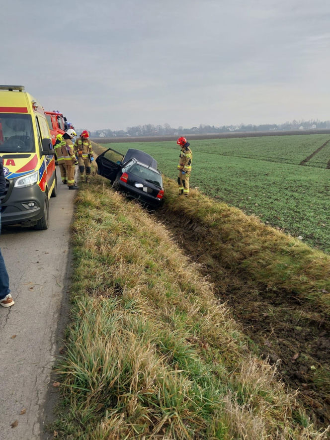 Samochód wpadł do rowu. Wypadek w miejscowości Niwki