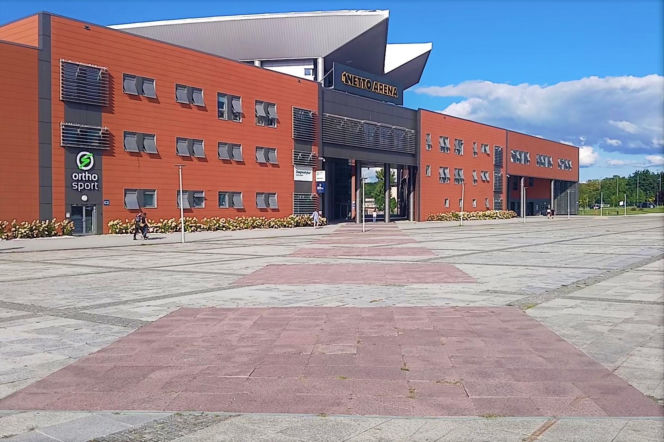 Plac przed Netto Areną przed zmianami