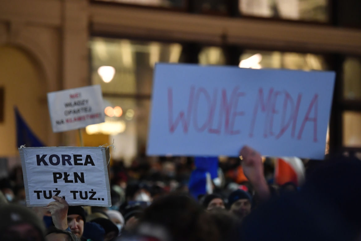 Lex TVN. Protesty w obronie mediów w całej Polsce. Największy w Warszawie