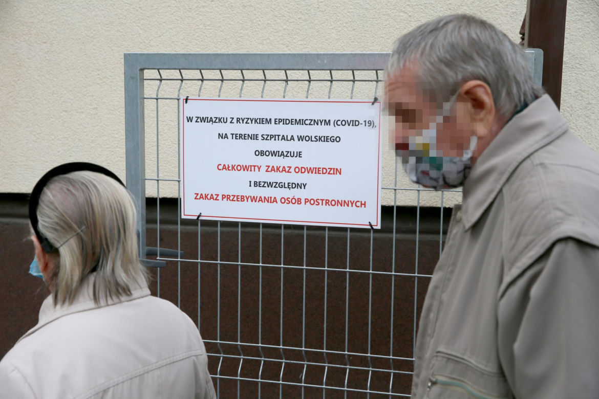 Seniorzy bronią oddziału geriatrycznego.