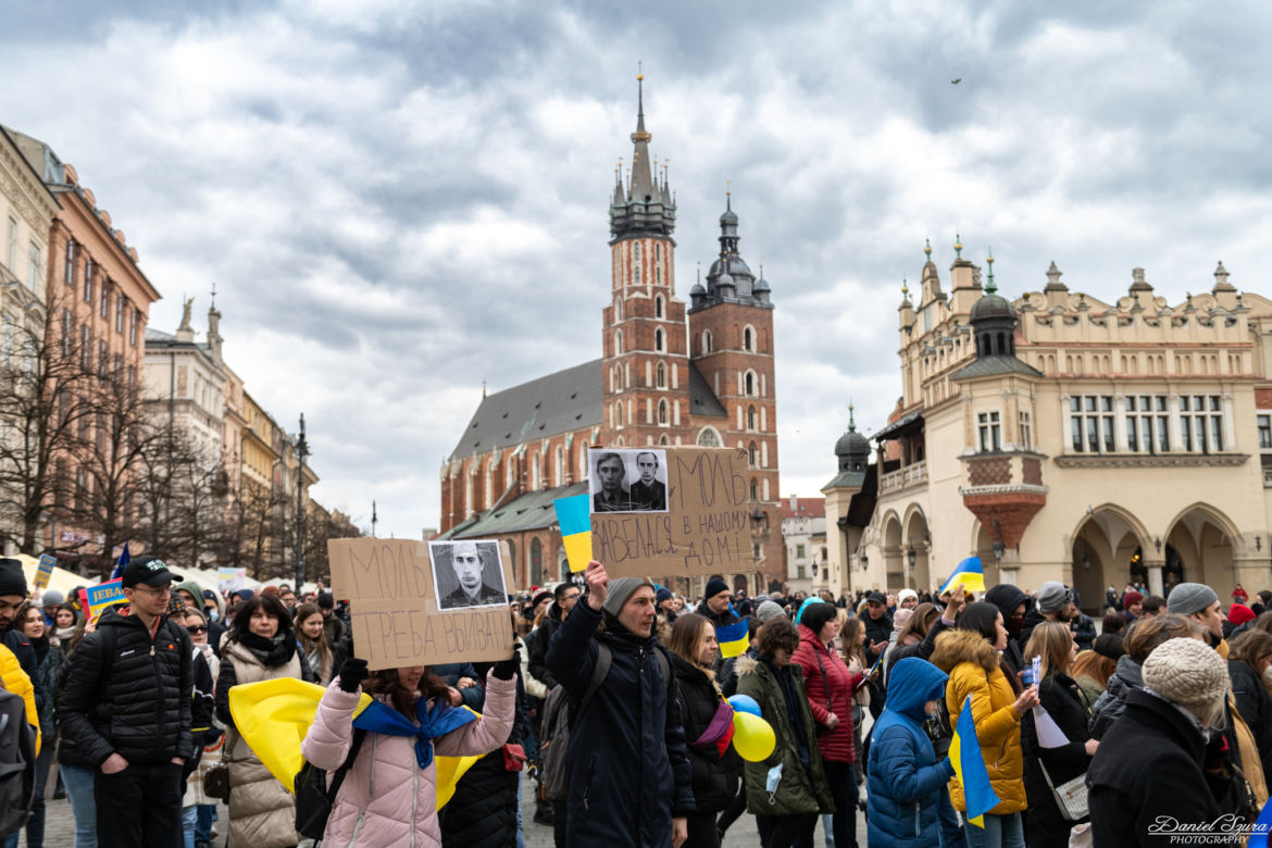 Kraków solidarny z Ukrainą! Wielka manifestacja na Rynku Głównym [ZDJĘCIA]