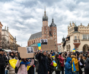 Kraków solidarny z Ukrainą! Wielka manifestacja na Rynku Głównym [ZDJĘCIA]