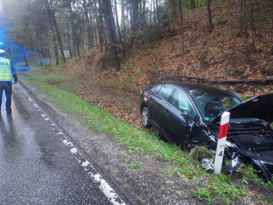 Wypadek na drodze nr 42 w Brodach. Zderzyły się dwa auta osobowe