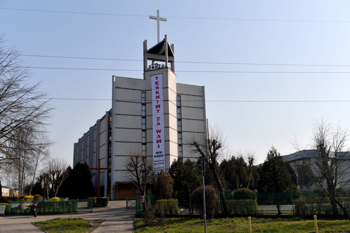 "Tęsknimy za Wami" - banner na kościele św. Ottona w Szczecinie