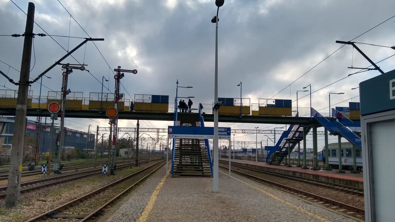Białostoczanie boją się tych schodów. "Trauma z dzieciństwa". PKP zapowiada demontażjch