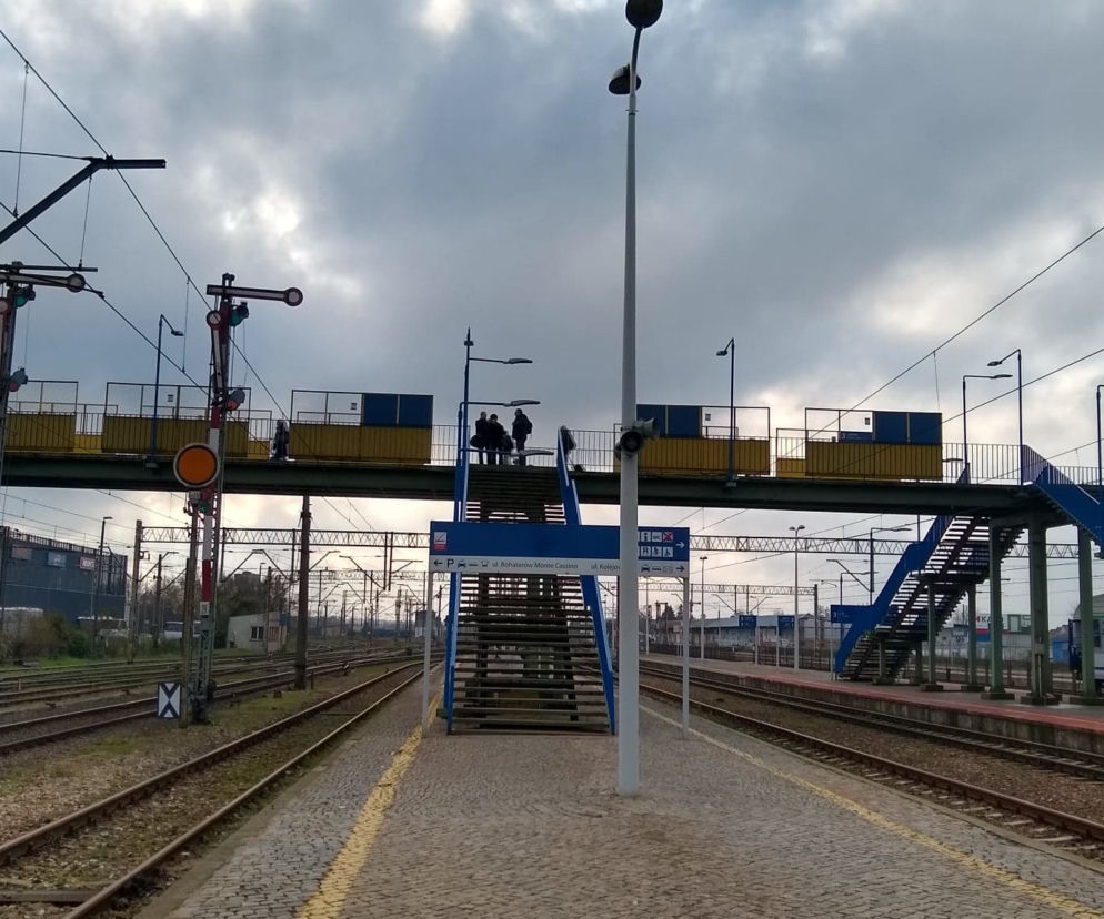 Białostoczanie boją się tych schodów. Trauma z dzieciństwa. PKP zapowiada demontażjch